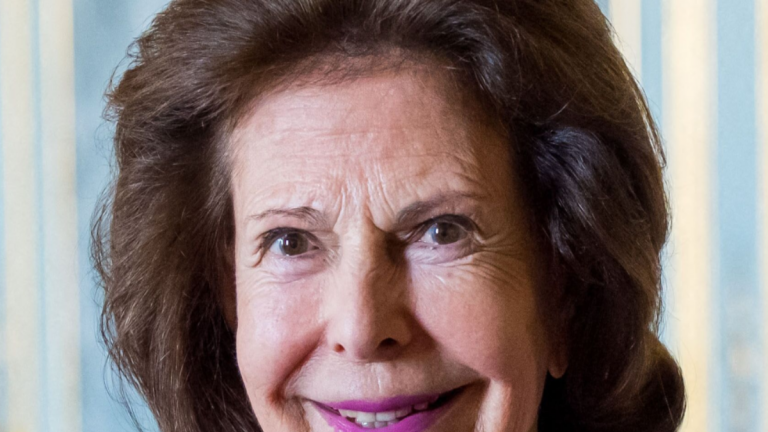La reine Silvia de Suède partage un moment inoubliable avec ses 8 petits-enfants pour Noël !