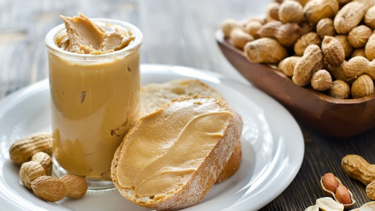 Réinventez votre Petit-Déjeuner: Le Secret d’un Beurre de Cacahuètes Maison Onctueux Révélé par un Chef Végan !