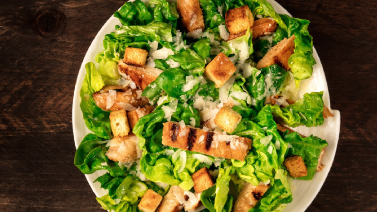 La Salade César : Préparation et Variations d’un Plat Iconique