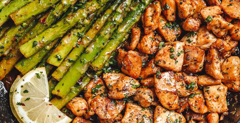 Bouchées de Poulet au Beurre à l’Ail avec Asperges au Citron