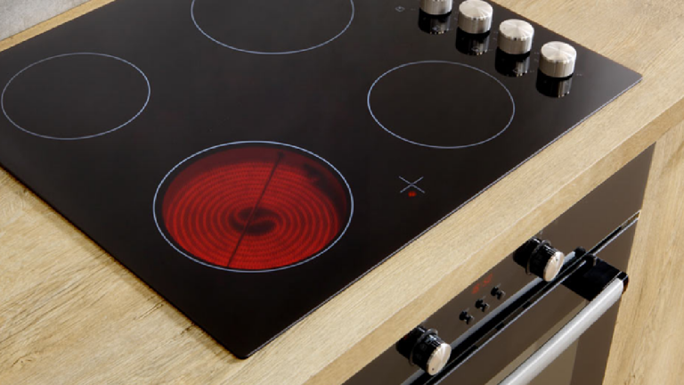 Plaque de cuisson : l’erreur que tout le monde fait et qui provoque des rayures irréversibles