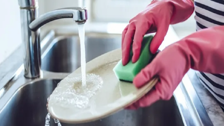 Liquide vaisselle maison : la recette naturelle approuvée par les pros du nettoyage