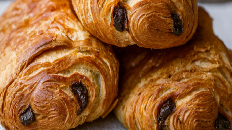 Pain au chocolat rapide : l’astuce géniale pour remplacer la pâte feuilletée et le préparer en 15 mi